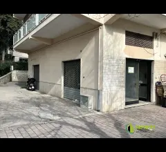 Appartamenti in Vendita - Locale commerciale in centro con tre vetrine su strada