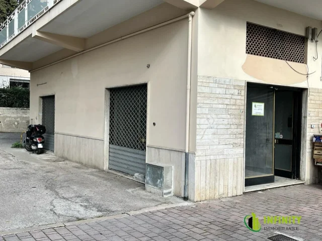 Appartamenti in Vendita - Locale commerciale in centro con tre vetrine su strada