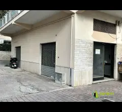 Appartamenti in Vendita - Locale commerciale in centro con tre vetrine su strada