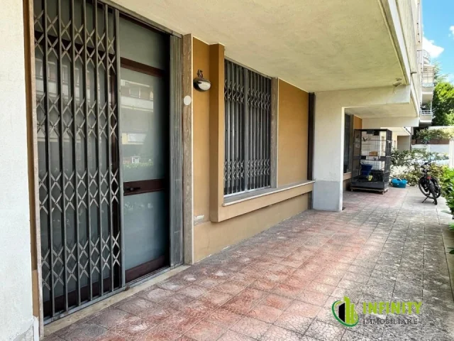 Appartamenti in Vendita - Locale commerciale di mq 80 circa sito in via emilio salgari