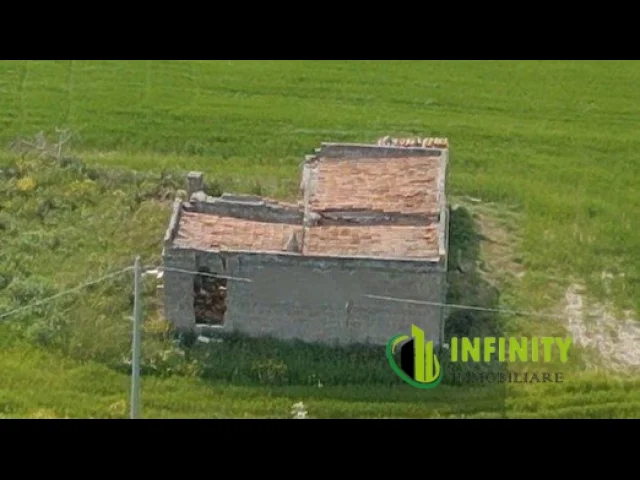Casale collabente di 150mq circa con anneso terreno