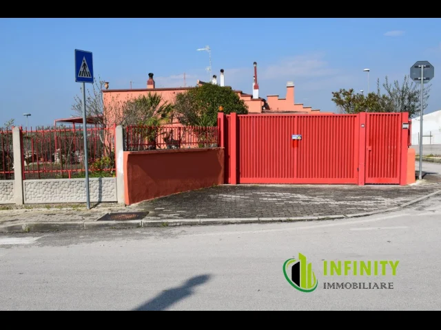 Villa indipendente di mq 200 con cantina di 40 mq e terreno circostante di mq 1600