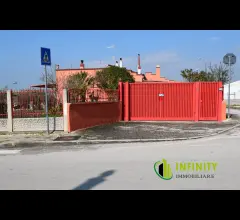 Villa indipendente di mq 200 con cantina di 40 mq e terreno circostante di mq 1600