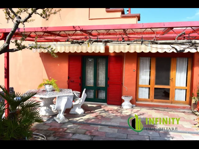 Appartamenti in Vendita - Villa indipendente di mq 200 con cantina di 40 mq e terreno circostante di mq 1600