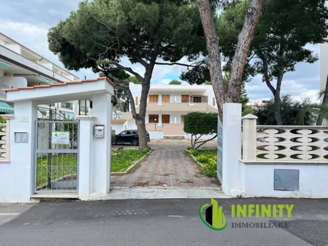 Appartamenti in Vendita - Appartamento a 50 metri dal lido la perla, con posto auto e giardino condominiale