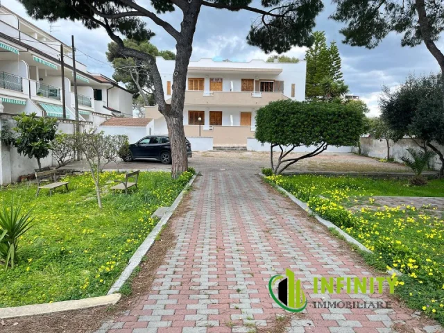 Appartamenti in Vendita - Appartamento a 50 metri dal lido la perla, con posto auto e giardino condominiale