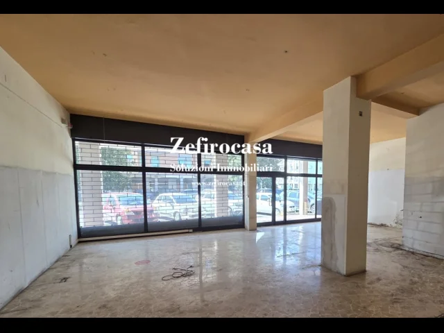 Appartamenti in Vendita - San giovanni in p. - negozio con 2 vetrine fronte strada