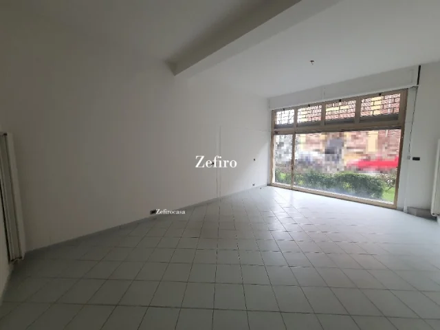 Ad.ze circonvallazione - negozio con vetrina e piccolo retro