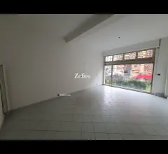 Ad.ze circonvallazione - negozio con vetrina e piccolo retro