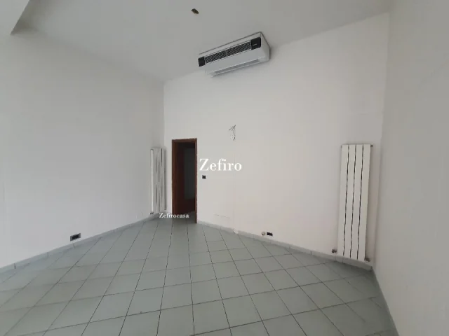Appartamenti in Vendita - Ad.ze circonvallazione - negozio con vetrina e piccolo retro
