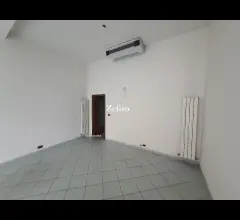 Appartamenti in Vendita - Ad.ze circonvallazione - negozio con vetrina e piccolo retro