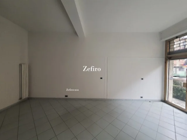 Appartamenti in Vendita - Ad.ze circonvallazione - negozio con vetrina e piccolo retro