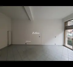 Appartamenti in Vendita - Ad.ze circonvallazione - negozio con vetrina e piccolo retro