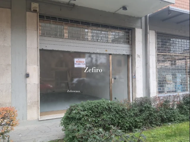 Appartamenti in Vendita - Ad.ze circonvallazione - negozio con vetrina e piccolo retro