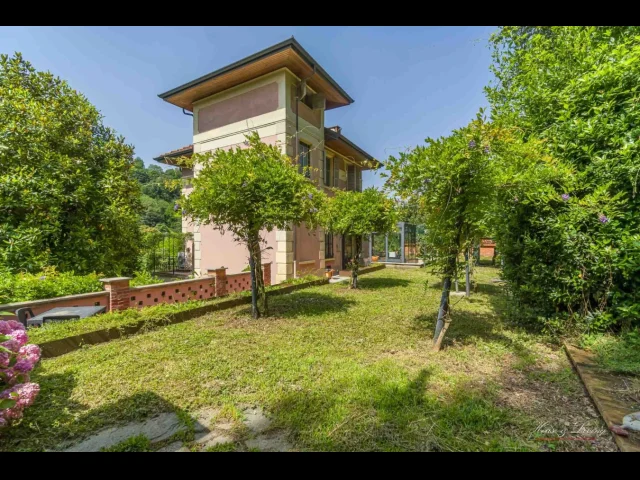 Appartamenti in Vendita - Villa unifamiliare dei primi '900 con giardino spazioso e comfort moderni