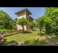 Appartamenti in Vendita - Villa unifamiliare dei primi '900 con giardino spazioso e comfort moderni