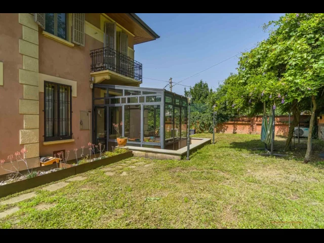 Appartamenti in Vendita - Villa unifamiliare dei primi '900 con giardino spazioso e comfort moderni