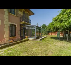 Appartamenti in Vendita - Villa unifamiliare dei primi '900 con giardino spazioso e comfort moderni