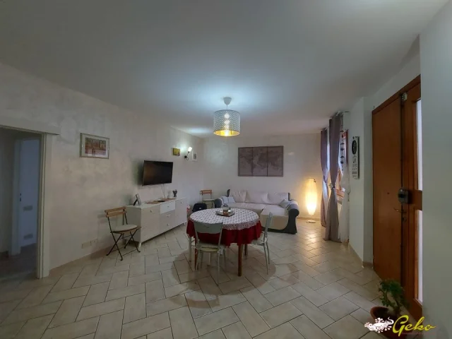 Appartamenti in Vendita - Ingresso indipendente con giardino e garage