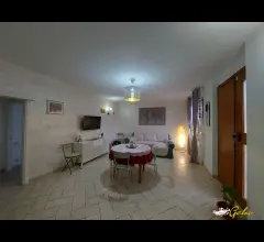 Appartamenti in Vendita - Ingresso indipendente con giardino e garage