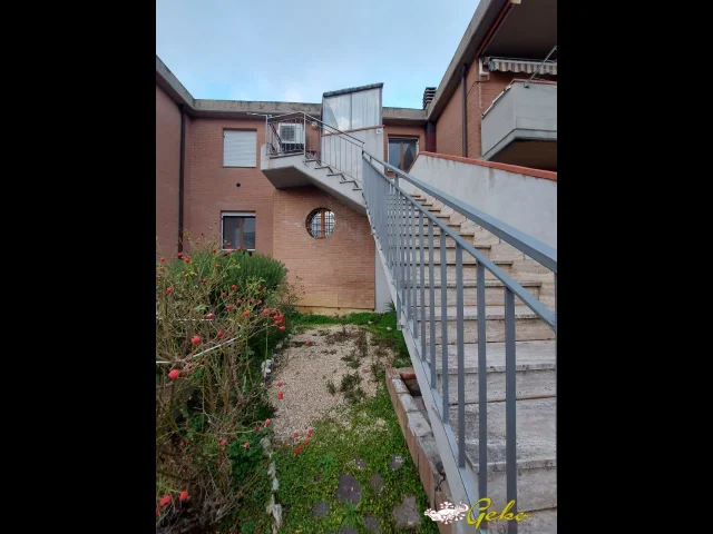 Appartamenti in Vendita - Ingresso indipendente con giardino e garage