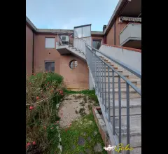 Appartamenti in Vendita - Ingresso indipendente con giardino e garage