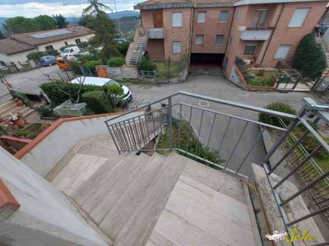 Appartamenti in Vendita - Ingresso indipendente con giardino e garage