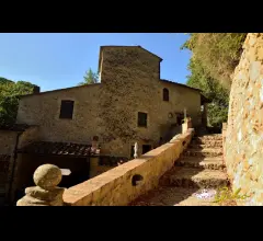 Appartamenti in Vendita - Casale in campagna a san gimignano 370 mq con parco verde di  3 ettari