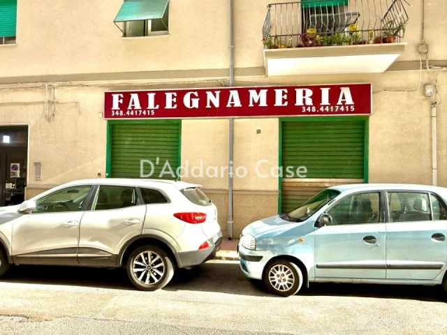 Appartamenti in Vendita - Ampio locale commerciale via marco pacuvio