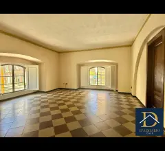 Appartamenti in Vendita - Appartamento uso ufficio corso umberto i borgo