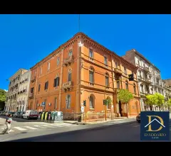 Ampio appartamento d'epoca nel cuore del centro umbertino