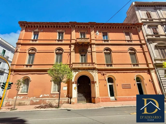 Appartamenti in Vendita - Ampio appartamento d'epoca nel cuore del centro umbertino
