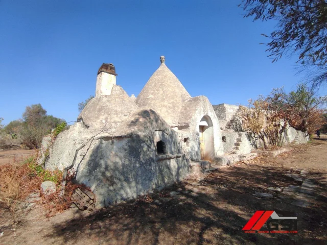Due gruppi di trulli autentici con ampio terreno