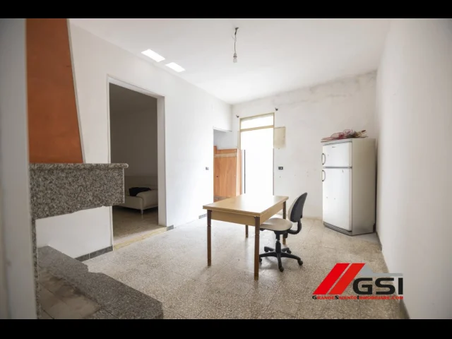 Casa da ristrutturare con grande giardino