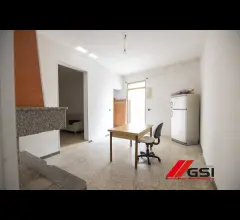 Appartamenti in Vendita - Casa da ristrutturare con grande giardino