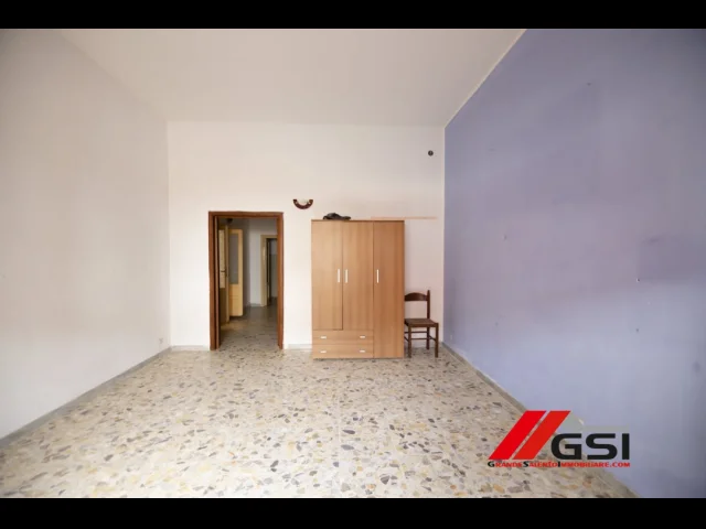 Appartamenti in Vendita - Casa da ristrutturare con grande giardino