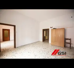 Appartamenti in Vendita - Casa da ristrutturare con grande giardino