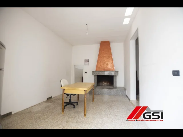Appartamenti in Vendita - Casa da ristrutturare con grande giardino