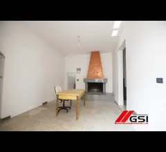 Appartamenti in Vendita - Casa da ristrutturare con grande giardino