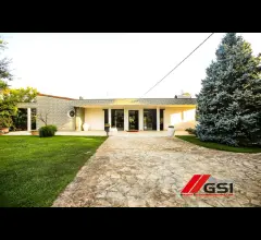 Appartamenti in Vendita - La tua villa dei sogni con piscina e verde privato