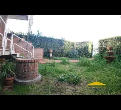 Case con giardino in vendita a massa