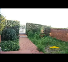 Appartamenti in Vendita - Case con giardino in vendita a massa