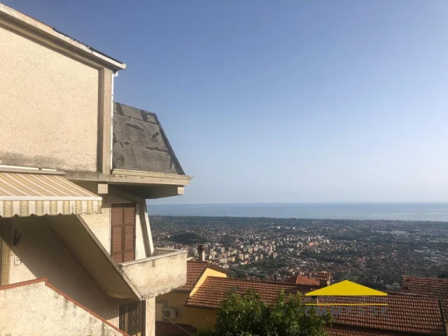 Appartamenti in Vendita - Casa singola con vista mare