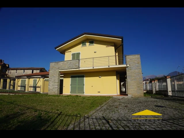 Appartamenti in Vendita - Villetta con giardino in vendita a carrara