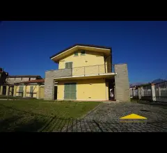 Appartamenti in Vendita - Villetta con giardino in vendita a carrara
