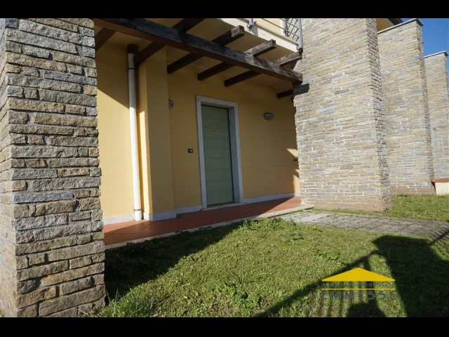 Appartamenti in Vendita - Villetta con giardino in vendita a carrara