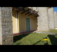 Appartamenti in Vendita - Villetta con giardino in vendita a carrara