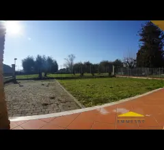 Appartamenti in Vendita - Villetta con giardino in vendita a carrara