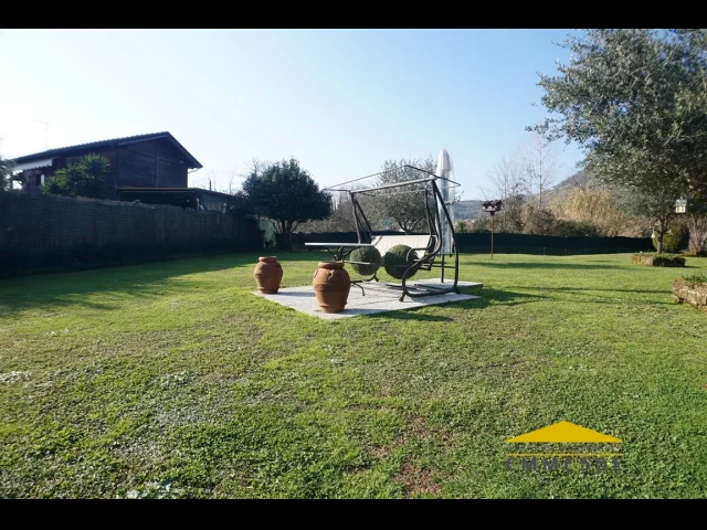 Case con giardino in vendita a massa