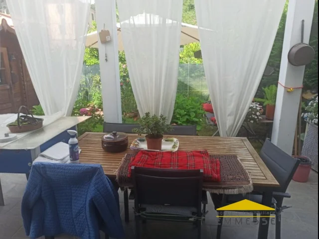 Nuova costruzione con giardino a massa centro